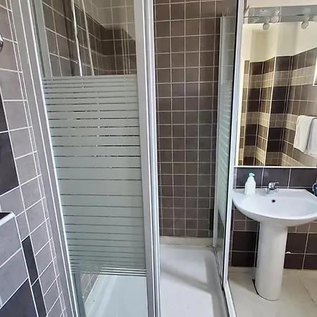 Inviting 7 Sleeps 4 Guests Appartement